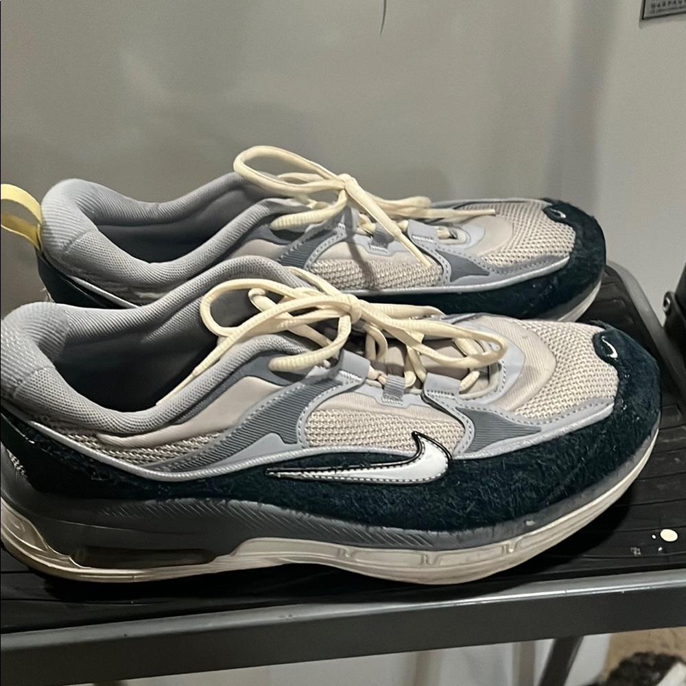 Nike Gray and White Athletic Shoes Modern Design - Picture 2 of 5